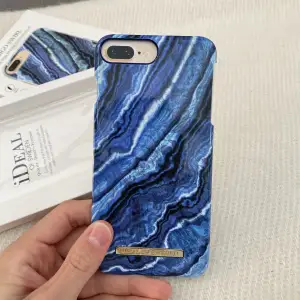 Ett blått mönstrigt skal från Ideal Of Sweden för iPhone 8/7/6/6s PLUS! Skalet är i fint skick förutom en spricka och lite färgade skador i båda hörnen.🤩