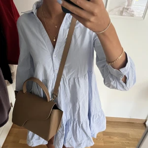 Klänning - Ljusblå klänning från zara Väldigt bra skick, säljer då den blivit för kort för mig.