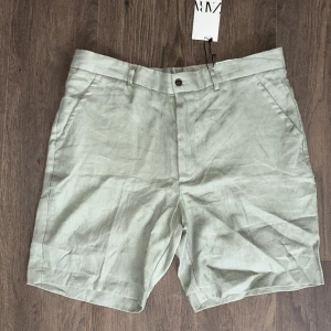 Shorts - Helt nya och oanvända shorts från Zara med prislapp på.   Rensar ur min garderob från en hel del oanvända kläder🌼 Kika och se om du ser något mer i min profil som du gillar så skickar jag med det till dig också!😊 Fler kläder kommer! 