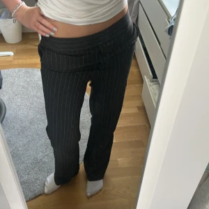 Lågmidjade kostymbyxor  - Snygga lågmidjade kostymbyxor ifrån Cubus. Fint skick och har inga tecken på användning💗är 172 och dem är bra längd på mig.