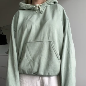 Hoodie - Salviagrön hoodie från weekday i storlek S, passar även bra på mig som oftast har M/38. Superskön och snyggt oversized. Skicka meddelande vid frågor😊