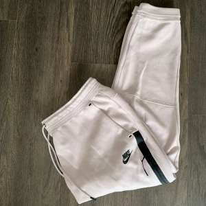 Mjukisbyxor  - Byxor från Nike.   Rensar ur min garderob just nu🌼 Kika och se om du ser något mer i min profil som du gillar så skickar jag med det till dig också!😊 Fler kläder kommer!