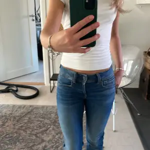 Jätte fina jeans! Säljer domma jeansen då dem är lite små. Har aldrig andvänts. Säljer dem för 600kr då dem normalt kostar 1300kr!