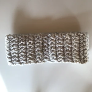 Hårband / pannband - Fint grått/beige pannband/ hårband passar bra som pannband på vintern och hårband på sommaren. Nytt och oanvänt Köpare står för frakt.