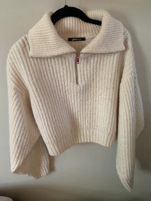 Stickad tröja  - Stickad tröja från gina som inte kommer till användning längre. Fint skick, nypris 400kr