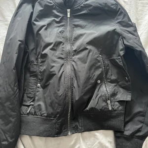 Bomberjacka  - En till jacka fast ett annat märke samma problem med denna gillar inte och små