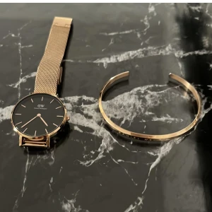 Daniel Wellington klocka - Daniel Wellington CLASSIC PETITE 28 Evergold Black  Nypris 1595kr   Classic Bracelet  Nypris 620kr   Paketpris 850kr  Endast klockan 650kr  Armband 300kr  Rostfritt stål 