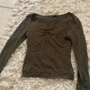 MörkGrön topp - Topp med spetsdetaljer  Ribbad 3/4 ärmad