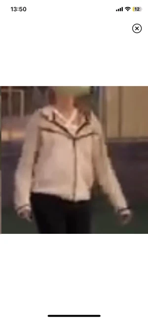 Nike tech fleece - Lägger ut en gång till. Säljer min alledes nya Nike tech beige då den är använd en gång och är som ny. Säljs pågrund av att den är för stor för mig. Finns inga defekter eller liknande på den. Jag kan tänka mig byten och diskutera pris vid tillfällen. 