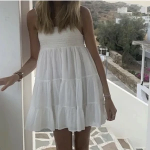 Zara klänning - Lägger upp igen för problem med den förra annonsen. Nytt pris, 330 ner till 250, skriv vid intresse!💓kom privat om ni vill ha mina bilder på klänningen 