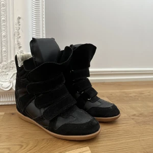 Isabel marant skor stl 37💕 - Super fina isabel marant skor som tyvärr aldrig kommit till användning.  Köpta på Vestiaire för ett år sen för 3000 kr och är i superfint skick förutom lite slitage på insidan vilket man ej märker när man använder de🙌 