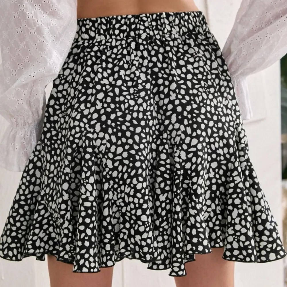En kjol som aldrig kommit till användning men är i mycket bra kvalitet med flera lager så den ser väldigt fin och lyxig ut🌟Perfekt längd!. Kjolar.