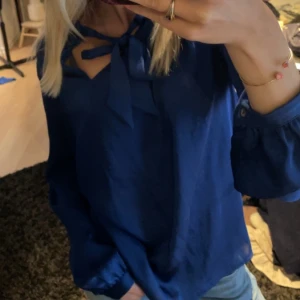 Blus - Blå blus med knytning! 💙