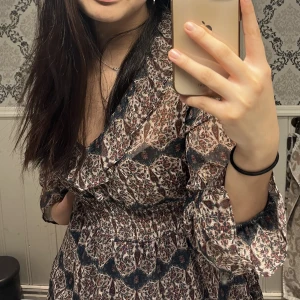 Volang klänning zara - Hej! Säljer den fina volangklänningen då den tyvärr inte kommer till användning + lite för kort i min smak. Är 169 cm lång och den når på mig till ca halva låret (om inte lite mindre). Strl. M men passar även  som S. Skriv vid funderingar🤍