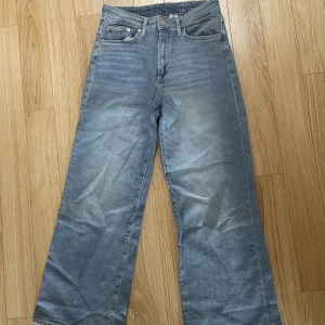 Blåa jeans wide leg - Högmidjade blås jeans med wide leg.