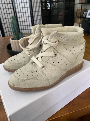 Isabel Marant sneakers  - Ljusbeigea sneakers i mocka, sparsamt använda, är i okej skick. Nypris 4195kr 