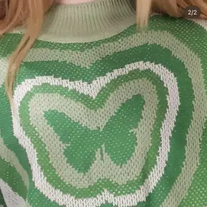 Grön (grönare än på bilderna) stickad tröja med superfint ”Pinterest”-trendigt tryck som tyvärr inte kommer till användning hos mig! Använd en gång och i nyskick 🙌🏻 