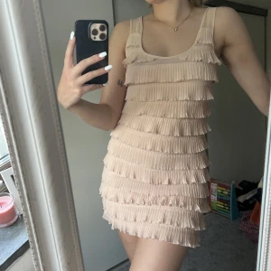 Klänning - Klänning från HM. Mer rosa IRL