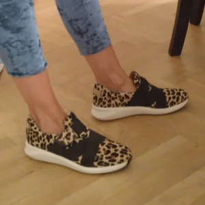 Superbekväma Clarks sneakers äkta läder - Äkta läder och äkta päls. Använda ett fåtal gånger, endast minimala tecken på användning, nästan som nya. Väldigt väldigt sköna att gå i, mjuka, lätta och superbekväma. Storlek 39.5, var dyra i inköp.