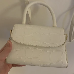 Vit väska - Superfin väska som aldrig är använd