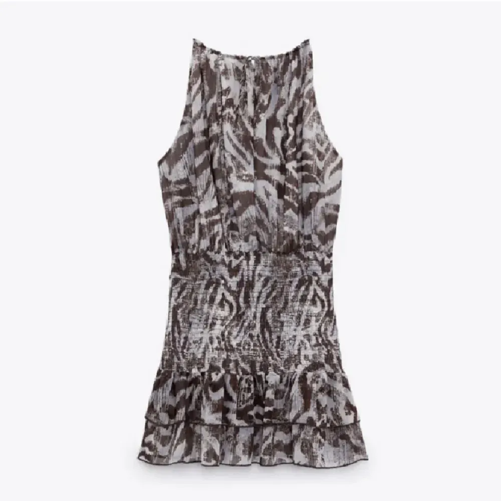 Säljer denna klänningen från Zara!❤️Använt 2 gånger så definitivt nyskick💕. Klänningar.