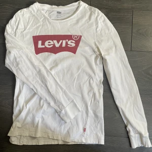 Levis långarmad t shirt - Ok skick nypris kr XS passar även S