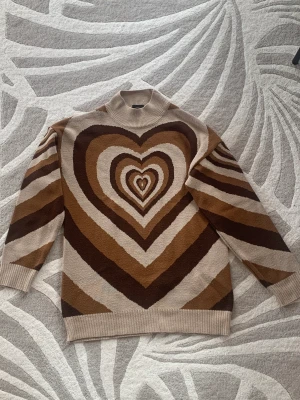brun hjärt tröja y2k - tjock tröja perfekt för hösten! snygg