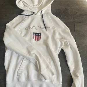 Gant vit hoodie - Nypris 899 kr lätt missfärgad under armarna dock inget som syns vid användning men vill ni ha fler bilder tveka inte att höra av er