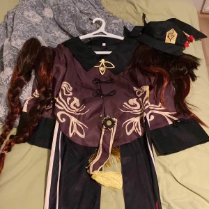 Genshin impact Hu Tao cosplay 600 kr - Storlek L (asiatisk storlek ) dräkt: bra skick peruk: inte lika bra skick Kan välja att bara köpa dräkt eller peruk separat Säljes pga att jag har tappat intresset för cosplay  Originala priset var typ 1300  