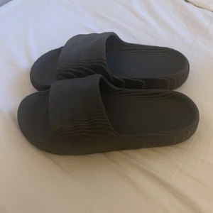 Addidas adilette 22 slides  - Jag köpte dessa för cirka två månader sedan och de är nästan aldrig använda, ny sick