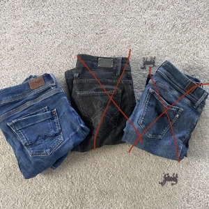 Lågmidjade jeans - Lågmidjade jeans! Pepe jeansen är raka i modellen medans Replay jeansen och de andra är bootcut. Kom privat vid intresse! Snabba affärer endast inga brevvänner 