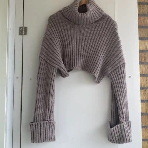 Chunky polotröja Chiquelle - Snyggaste och varmaste hösttröjan från Chiquelle i en kall beige/brun färg. Helt oanvänd så fantastiskt fint skick 🤎 Finns inte kvar på hemsidan!! Passar en S/M perfekt.