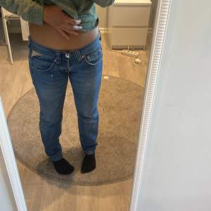 Säljer ett par jättefina lågmidjade jeans ifrån replay. Jag är ca 160 cm och brukar ha storlek 36 i jeans. Använd ett fåtal gånger men inga stora skador bara små slitningar, skriv för mer information!🙌