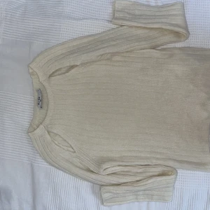 Nakd stickat tröja - Fin stickat tröja med cut out! Köpte för 200kr. Budet börjar på 100kr 