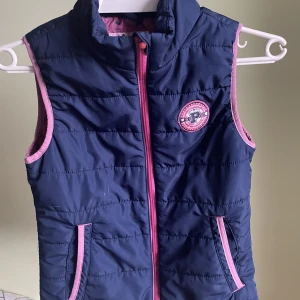 Ridväst  - Säljer denna ridvästen då den har legat och inte blivit använd på jättelänge. Storleken finns på bilden. Nästan aldrig använd alltså skulle säga ny❤️ Hör gärna av er om ni är intresserade!❤️