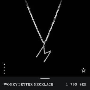 Marianilsdotter halsband i ”J” - Ett jätte snyggt halsband från marianilsdotter i bokstaven J. I bra skick! Skriv om ni är intresserade eller undrar något!❤️