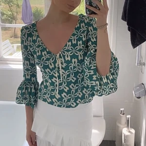 Supersnygg topp!! - Intressekoll på den superfina sommar blusen!! Helt kär i denna så säljer bara vid bra bud ;)   Kan ändra storlek med snöret så passar från Xs till M