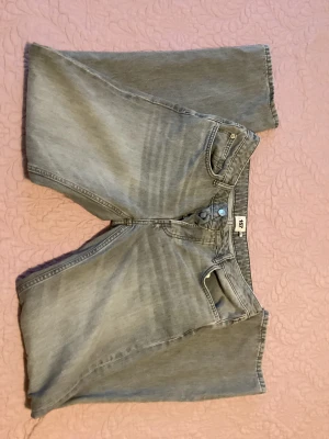 Lågmidjade gråa jeans icon - Gråa jeans från lager 157 i storlek L.  Nypris 400kr, mitt pris 250kr. Bra skick inga skador Elr nåt. Använda några gånger men de är för stora. Svara gärna på frågor. Och tar emot bud.