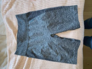 Gymshark flex shorts🤍 - Gråa cykelbyxor från gymshark i deras flex kollektion🤍 jättesköna och sitter superbra  