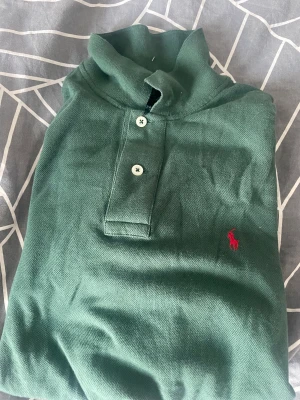 Grön polo pike - Säljer min oanvända gröna polo pike.