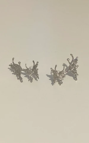 Fjäril Örhänge cuff - Limited edition sumiyaki örhängen, med en cuff del. Använd bara 3-4ggr. Nyskick. Köpt för 750kr och säljs inte längre. Material: s925 silver.