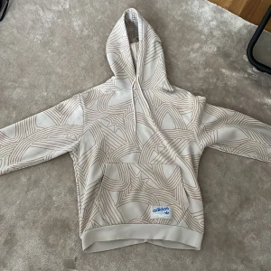 Adidas hoodie - Tröjan är i perfekt skick och har knappt använts. Nypris kostar tröjan 800kr och jag säljer den i toppskick för mycket mindre. Den är väldigt snygg men jag säljer den för att jag har själv växt ur den. 