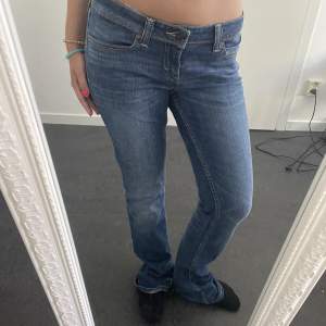 Säljer mina lågmidjade levis-jeans för att de inte passar mig!!❤️skulle säga att de passar storlek 38