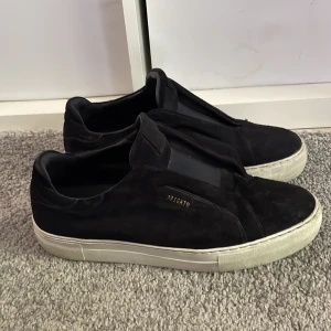 Blå arigatos - Tja säljer mina mörkblåa arigatos från Nk somnjag köpte för typ 1,5 månad sedan. Det är bara att skriva om ni undrar något mer😄