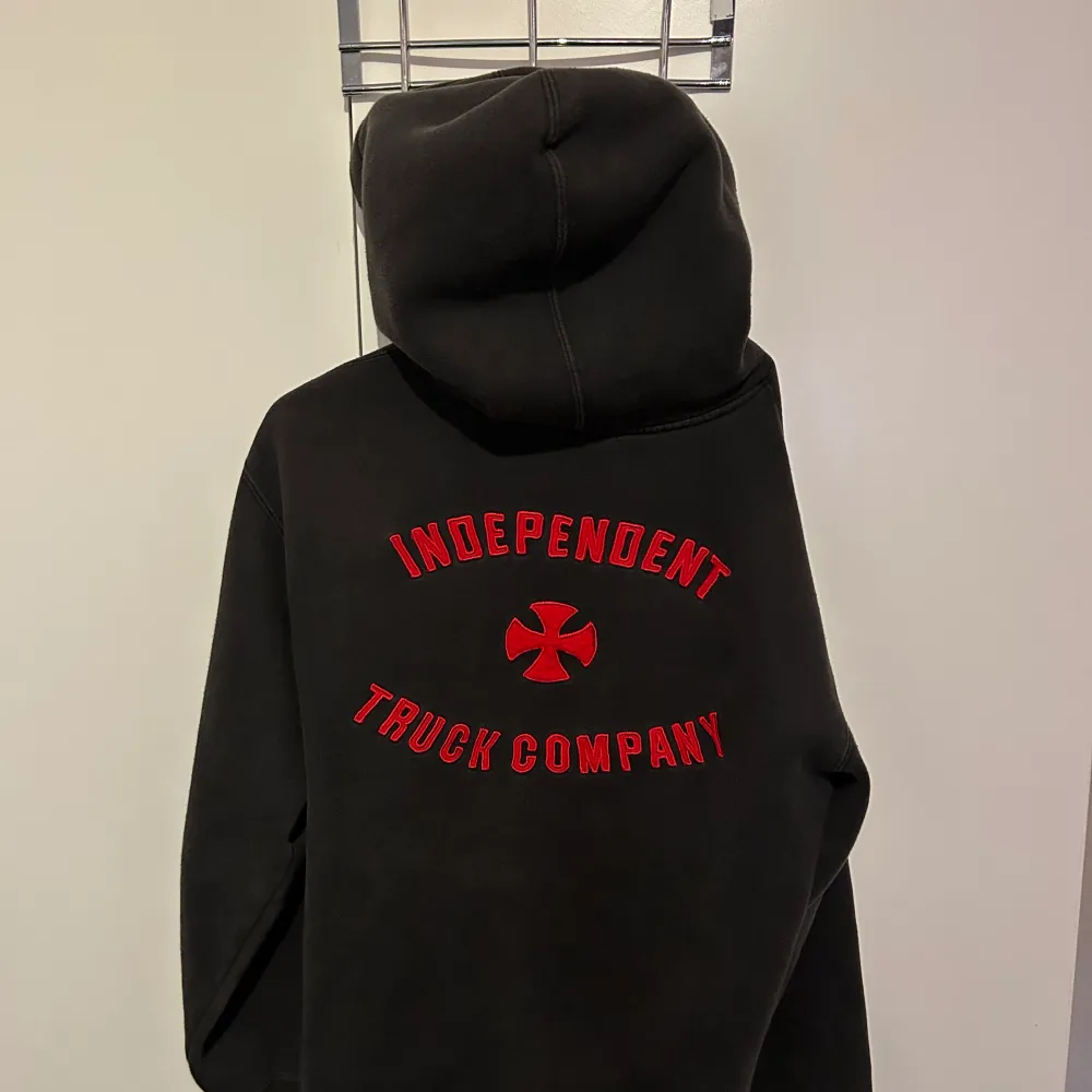 En independent hoodie från 90talet i väldigt fint skick . Hoodies.