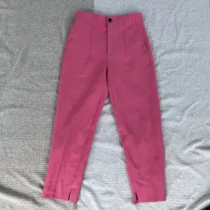 Super fina rosa kostym byxor köpta på zara för 2 år sen. Använt 2-3 gånger ä me liten slits längst ner. Sitter både högt och låg.