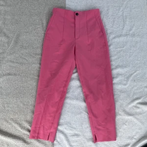 Kostymbyxor  - Super fina rosa kostym byxor köpta på zara för 2 år sen. Använt 2-3 gånger ä me liten slits längst ner. Sitter både högt och låg.