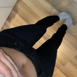 Nudie jeans - Säljer helt nya, aldrig använda endast provade Nudie jeans, nypris 1000kr! Jätte fina lågmidjade svarta jeans. Skriv för fler bilder eller frågor, priset kan sänkas  vid snabb affär 