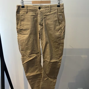 Winwin chinos  - Beige chinos från Winwin  Använda i nyskick Nypris 599kr Skick 9/10 XS men passar S