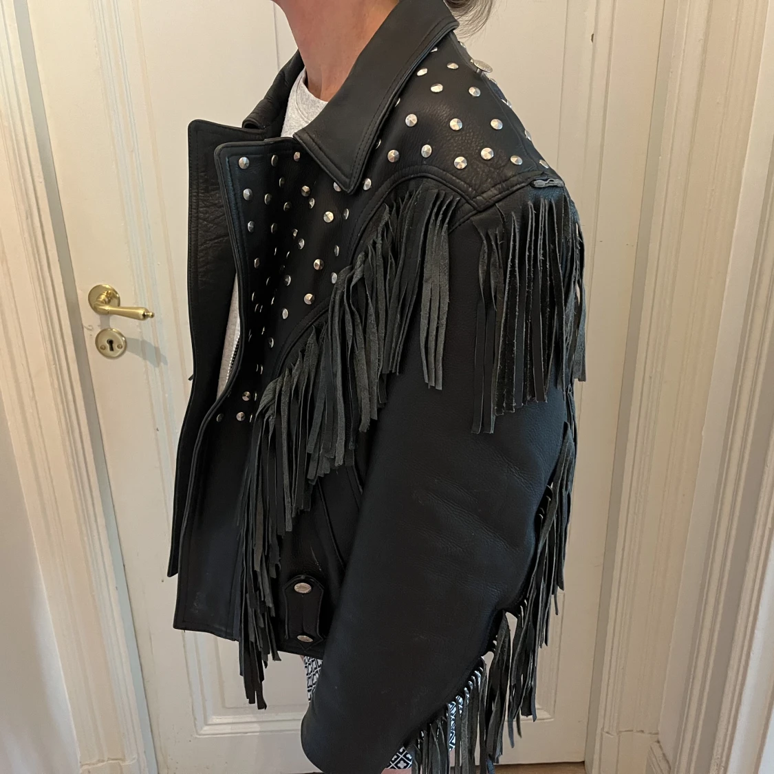 Skinnjacka med fransar och nitar  - 90